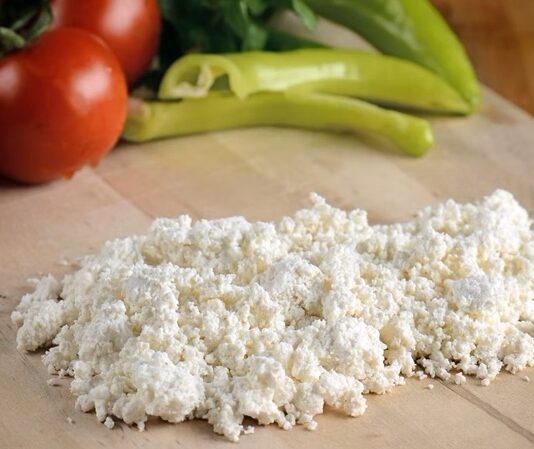 Lor peyniri, Türkiye mutfağının en eski ve hafif peynirlerinden biri olarak bilinir. Adını süt ürünlerinin işlenmesiyle elde edilen bu özel peynir türünden alır. Lor, hem inek hem de keçi sütünden yapılabilir ve doğal olarak az tuzlu bir lezzete sahiptir. Konulu bir haber görseli.