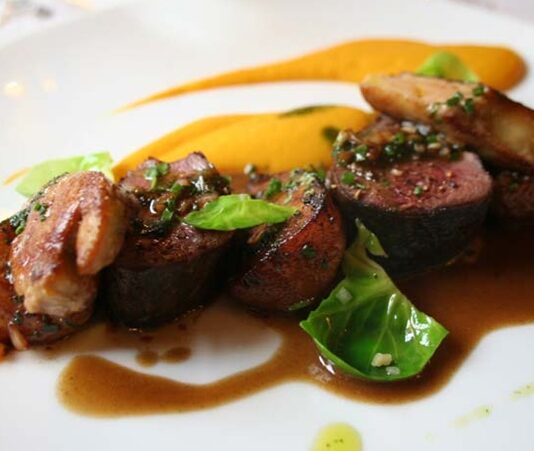 Lüksemburg mutfağı, Avrupa’nın kalbinde yer alan küçük bir ülkenin, zengin kültürel ve tarihî etkilerle şekillenmiş lezzetlerini yansıtır. Almanya, Fransa ve Belçika mutfaklarının etkilerini taşıyan bu mutfak, hem geleneksel hem de modern tarifleriyle dikkat çeker. Tarih boyunca saray mutfaklarından köy sofralarına kadar uzanan yemek kültürü, ülkenin gastronomik mirasının temelini oluşturur. Konulu bir haber görseli.