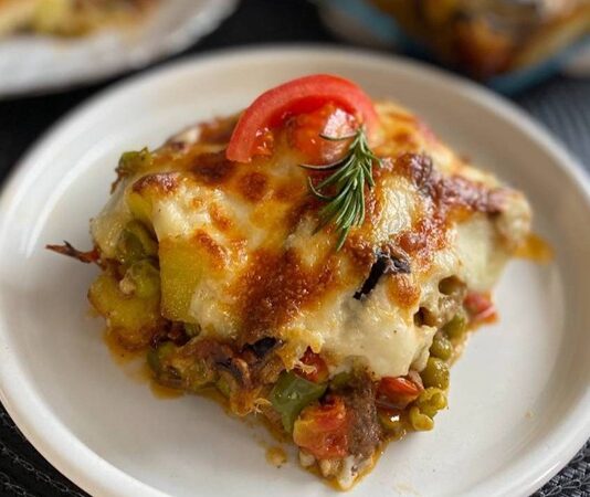 Macar mutfağı, Orta Avrupa’nın en köklü ve zengin gastronomi kültürlerinden biridir. Tarih boyunca Osmanlı, Avusturya, Alman ve Slav mutfaklarından etkilenmiş olan bu mutfak, kendine özgü baharatları, doyurucu yemekleri ve yoğun aromalarıyla tanınır. Macar yemekleri, hem yerel halk hem de dünya çapındaki gurmeler tarafından ilgi görür. Özellikle kırmızı biberin (paprika) mutfağın simgesi haline gelmesi, bu lezzetleri diğer mutfaklardan ayırır. Konulu bir haber görseli.