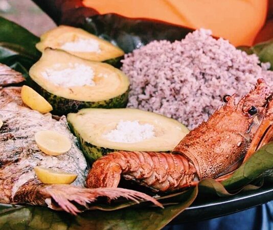 Madagaskar mutfağı, Hint Okyanusu’ndaki bu büyük ada ülkesinin tarihî ve kültürel çeşitliliğini sofralara taşır. Afrika, Asya ve Avrupa etkilerinin birleşimi, Madagaskar yemeklerini benzersiz kılar. Ada halkı, yemek kültürünü nesiller boyunca aktarmış ve farklı coğrafyaların tatlarını kendi mutfaklarına uyarlamıştır. Konulu bir haber görseli.