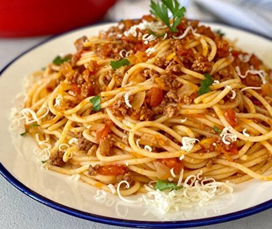 Makarna, dünyanın dört bir yanında sevilerek tüketilen ve sayısız çeşidiyle mutfaklarda kendine yer bulan bir yiyecektir. Hem pratik hazırlanışı hem de farklı soslarla uyumu sayesinde her yaş grubunun vazgeçilmezi olmuştur. İtalya’dan dünyaya yayılan makarna kültürü, zaman içinde her ülkenin damak zevkine uyarlanarak zenginleşmiştir. Bugün yalnızca market raflarında değil, ev yapımı olarak da pek çok farklı makarna çeşidi bulmak mümkündür. Konulu bir haber görseli.