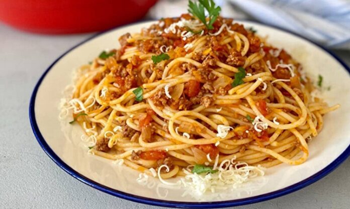 Makarna, dünyanın dört bir yanında sevilerek tüketilen ve sayısız çeşidiyle mutfaklarda kendine yer bulan bir yiyecektir. Hem pratik hazırlanışı hem de farklı soslarla uyumu sayesinde her yaş grubunun vazgeçilmezi olmuştur. İtalya’dan dünyaya yayılan makarna kültürü, zaman içinde her ülkenin damak zevkine uyarlanarak zenginleşmiştir. Bugün yalnızca market raflarında değil, ev yapımı olarak da pek çok farklı makarna çeşidi bulmak mümkündür. Konulu bir haber görseli.