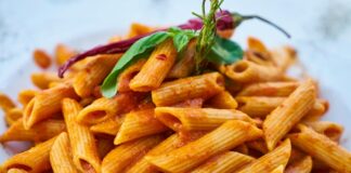 Makarna, dünya mutfağının en sevilen ve en çok tercih edilen yemeklerinden biri olarak öne çıkar. İtalyan mutfağından çıkıp evrensel bir lezzet haline gelen makarna, farklı soslar ve malzemelerle birleşerek binlerce farklı tarife hayat verir. Günümüzde hem pratikliği hem de doyuruculuğuyla sofraların baş tacı olan makarna, farklı kültürlerde de kendine özgü yorumlarla tüketilir. Zengin içeriği ve çeşitliliğiyle makarna, her damak tadına hitap eden bir yemek olarak bilinir. Konulu bir haber görseli.