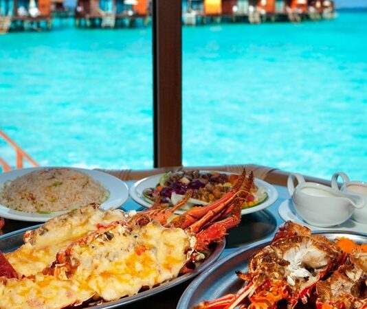 Maldivler mutfağı, Hint Okyanusu’nun tropikal adalarında şekillenmiş, taze ve doğal ürünlere dayalı bir mutfaktır. Deniz ürünleri ve tropikal tarım ürünleri, Maldivler’in mutfak kültürünü belirleyen en önemli unsurlardır. Tarih boyunca Arap, Hint ve Sri Lanka mutfaklarından etkilenmiş olan bu geleneksel mutfak, hem lezzet hem de görsellik açısından dikkat çeker. Konulu bir haber görseli.