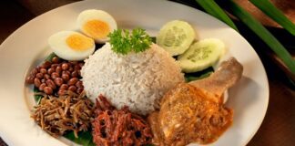 Malezya, Güneydoğu Asya’nın en renkli mutfak kültürlerinden birine sahip olan bir ada ülkesi olarak, Malezya mutfağı ile Asya’nın çeşitliliğini ve tarihini sofralara taşır. Çin, Hindistan ve yerli Malay etkileri, yemeklerin hem tat hem de sunum açısından zenginleşmesini sağlamıştır. Pirinç, deniz ürünleri, tavuk ve tropikal meyveler Malezya mutfağının temelini oluşturur. Baharatlar ve otlar, yemeklerin karakterini belirler ve her tabakta dengeli bir aroma sunar. konulu bir haber görseli.