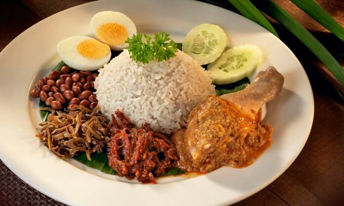 Malezya, Güneydoğu Asya’nın en renkli mutfak kültürlerinden birine sahip olan bir ada ülkesi olarak, Malezya mutfağı ile Asya’nın çeşitliliğini ve tarihini sofralara taşır. Çin, Hindistan ve yerli Malay etkileri, yemeklerin hem tat hem de sunum açısından zenginleşmesini sağlamıştır. Pirinç, deniz ürünleri, tavuk ve tropikal meyveler Malezya mutfağının temelini oluşturur. Baharatlar ve otlar, yemeklerin karakterini belirler ve her tabakta dengeli bir aroma sunar. konulu bir haber görseli.