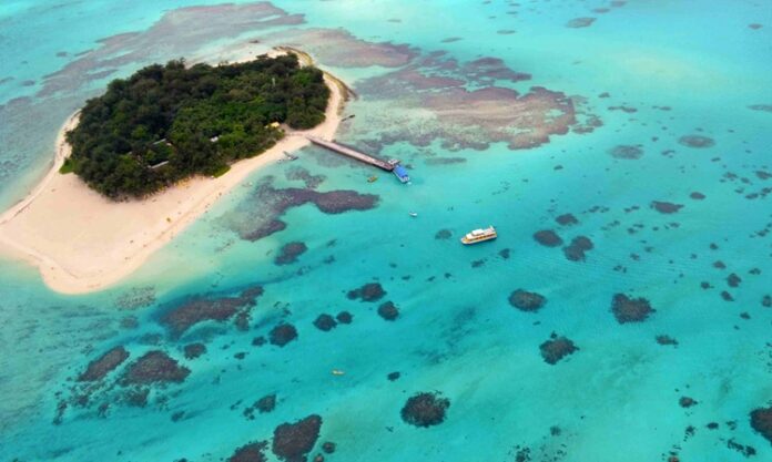 Pasifik Okyanusu’nun ortasında yer alan Mariana Adaları mutfağı, köklü bir tarih ile modern etkilerin birleştiği eşsiz bir gastronomi kültürü sunar. Bölgenin stratejik konumu sayesinde yüzyıllar boyunca farklı kültürlerin izlerini taşıyan yemekler, hem geleneksel tarifleri hem de dış etkilerle gelişen çeşitliliği yansıtır. Ada halkı için yemek sadece bir ihtiyaç değil, aynı zamanda bir toplumsal paylaşım biçimidir. Konulu bir haber görseli.