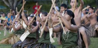 Mariana Mutfağı, Pasifik Okyanusu’nun ortasında yer alan Mariana Adaları’nın kültürel çeşitliliğini ve tarihsel mirasını sofralara yansıtan eşsiz bir gastronomi anlayışına sahiptir. Hem yerli Chamorro halkının geleneksel yemekleri hem de İspanyol, Japon ve Amerikan etkileri bu mutfağın zenginliğini oluşturur. Adaların coğrafi konumu sayesinde bol miktarda balık, tropikal meyve ve kök sebzeler yemeklerin temelini oluşturur. Günümüzde turistlerin ilgisini çeken en önemli unsurlardan biri de bölgenin özgün lezzetleriyle tanışma fırsatıdır. Konulu bir haber görseli.