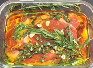 Marinasyon, yiyeceklerin özellikle et ve sebzelerin, aromatik karışımlar ve yağlarla hazırlanmış sıvılar içinde bekletilerek tat kazanmasını sağlayan bir pişirme öncesi işlemdir. Marinasyon ve dinlendirme, yemeklerin lezzetini yoğunlaştırır ve dokusunu yumuşatır. Marinasyon süresi ve kullanılan malzemeler, yiyeceklerin tat profilini doğrudan etkiler. Konulu bir haber görseli.