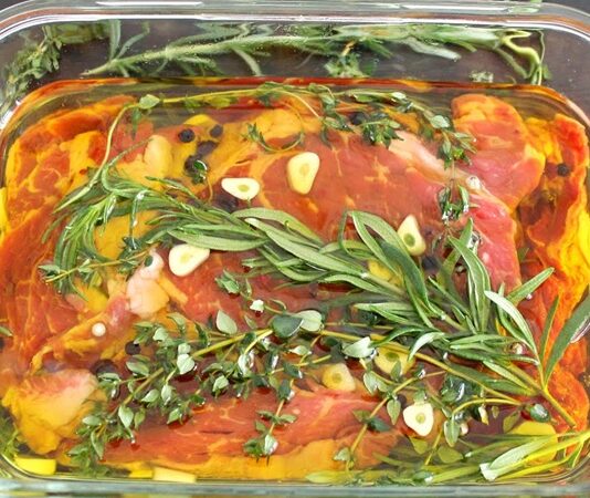 Marinasyon ve Dinlendirme İle Yemeklerde Lezzet ve Aroma Artışı Marinasyon, yiyeceklerin özellikle et ve sebzelerin, aromatik karışımlar ve yağlarla hazırlanmış sıvılar içinde bekletilerek tat kazanmasını sağlayan bir pişirme öncesi işlemdir. Marinasyon ve dinlendirme, yemeklerin lezzetini yoğunlaştırır ve dokusunu yumuşatır. Marinasyon süresi ve kullanılan malzemeler, yiyeceklerin tat profilini doğrudan etkiler. Konulu bir haber görseli.