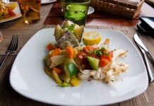 Mauritius mutfağı, Hint Okyanusu’nun ortasında yer alan bu tropikal ada ülkesinin tarihî ve kültürel çeşitliliğini yansıtır. Adanın geçmişi, Afrika, Çin, Hindistan ve Avrupa etkileriyle şekillenmiş olup bu etkiler mutfak kültürüne de doğrudan yansımıştır. Yemekler, sadece beslenme aracı değil, aynı zamanda kültürel bir ifade biçimi olarak kabul edilir. Konulu bir haber görseli.