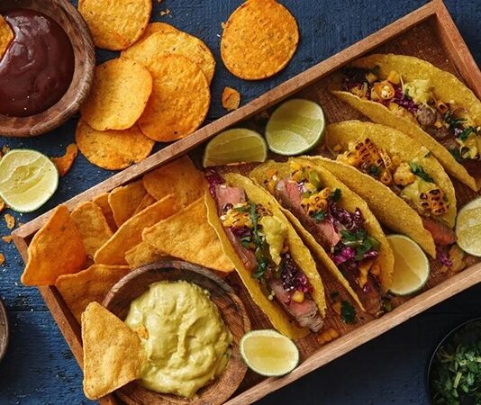 Meksika mutfağı, dünyaca ünlü baharatlı yemekleri, renkli sunumları ve kültürel zenginliğiyle gastronomi dünyasında ayrıcalıklı bir yere sahiptir. Yüzyıllar boyunca Aztek, Maya ve İspanyol mutfaklarının birleşiminden oluşan bu lezzet kültürü, hem sokak yemekleri hem de geleneksel aile sofralarıyla dikkat çeker. Meksika yemekleri, yalnızca karın doyurmakla kalmaz, aynı zamanda ülkedeki tarih, gelenek ve yaşam tarzının da bir yansımasıdır. Konulu bir haber görseli.