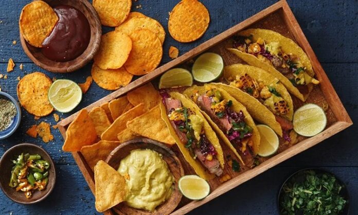 Meksika mutfağı, dünyaca ünlü baharatlı yemekleri, renkli sunumları ve kültürel zenginliğiyle gastronomi dünyasında ayrıcalıklı bir yere sahiptir. Yüzyıllar boyunca Aztek, Maya ve İspanyol mutfaklarının birleşiminden oluşan bu lezzet kültürü, hem sokak yemekleri hem de geleneksel aile sofralarıyla dikkat çeker. Meksika yemekleri, yalnızca karın doyurmakla kalmaz, aynı zamanda ülkedeki tarih, gelenek ve yaşam tarzının da bir yansımasıdır. Konulu bir haber görseli.