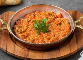 Türk mutfağının en sevilen kahvaltı yemeklerinden biri olan menemen, yıllardır süren büyük bir tartışmanın da merkezinde yer alıyor. Asırlardır sofralarda yer bulan bu lezzet, basit malzemelerle hazırlanmasına rağmen, “Soğansız mı olur yoksa soğanlı mı olmalı?” sorusu etrafında hararetli tartışmalara neden oluyor. Konulu bir haber görseli.