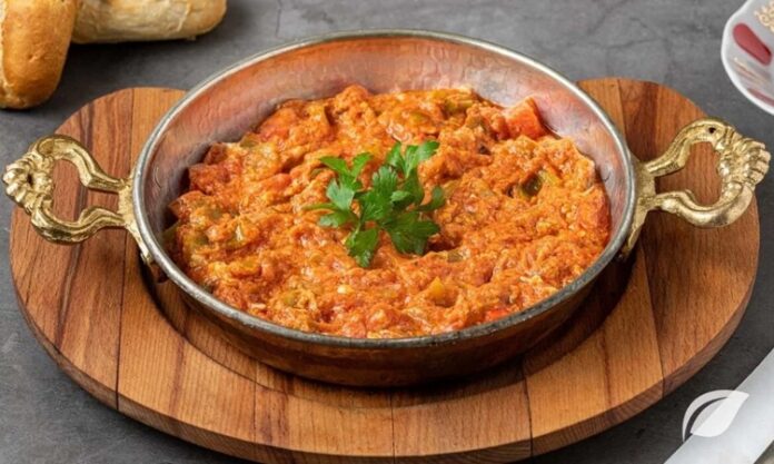 Türk mutfağının en sevilen kahvaltı yemeklerinden biri olan menemen, yıllardır süren büyük bir tartışmanın da merkezinde yer alıyor. Asırlardır sofralarda yer bulan bu lezzet, basit malzemelerle hazırlanmasına rağmen, “Soğansız mı olur yoksa soğanlı mı olmalı?” sorusu etrafında hararetli tartışmalara neden oluyor. Konulu bir haber görseli.
