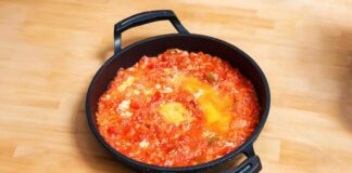 Türk mutfağında kendine özel bir yer edinen menemen, hem pratik hazırlanışı hem de besleyici özelliğiyle sofraların vazgeçilmezlerinden biridir. Osmanlı döneminden günümüze uzanan kahvaltı kültüründe önemli bir rol oynayan bu yemek, özellikle Ege ve Akdeniz bölgelerinde daha da yaygın olarak tüketilmiştir. Domatesin tazeliği, biberin aroması ve yumurtanın kıvamıyla birleşerek ortaya çıkan bu eşsiz lezzet, zamanla tüm ülkeye yayılmıştır. Konulu bir haber görseli.