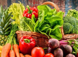 Beslenme alışkanlıklarımız, sadece sağlığımızı değil aynı zamanda doğayla kurduğumuz ilişkiyi de doğrudan etkiler. Özellikle mevsim sebzeleri, doğanın bize sunduğu en taze, en besleyici ve çevreye en az zarar veren ürünlerdir. Bu sebzeler hem maliyet açısından daha uygundur hem de kimyasal madde kullanımını azaltarak vücudumuza zarar vermeden beslenmemizi sağlar. Konulu bir haber görseli.