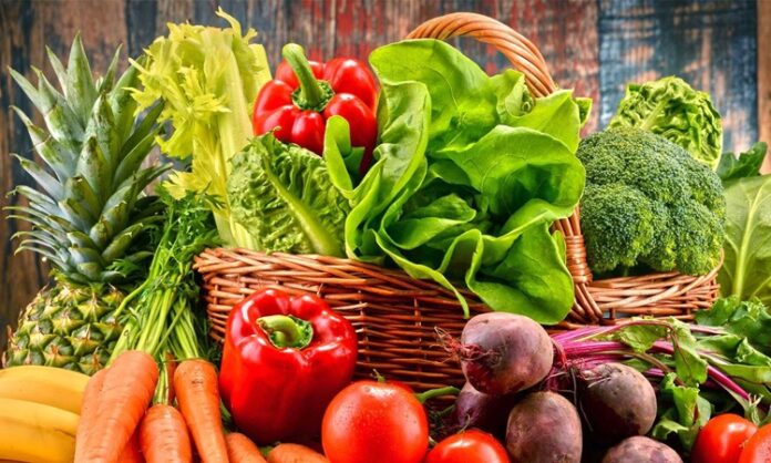 Beslenme alışkanlıklarımız, sadece sağlığımızı değil aynı zamanda doğayla kurduğumuz ilişkiyi de doğrudan etkiler. Özellikle mevsim sebzeleri, doğanın bize sunduğu en taze, en besleyici ve çevreye en az zarar veren ürünlerdir. Bu sebzeler hem maliyet açısından daha uygundur hem de kimyasal madde kullanımını azaltarak vücudumuza zarar vermeden beslenmemizi sağlar. Konulu bir haber görseli.