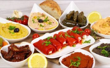 Mezelerin Krallığı Türk Sofralarının Görkemli Tahtında Meze, yalnızca küçük bir tabak dolusu lezzet değil, yüzyıllardır süregelen bir kültürün en ince detaylarını taşıyan zengin bir sofradır. Özellikle Türk mutfağı, meze konusunda oldukça köklü bir geçmişe ve bölgesel çeşitliliğe sahiptir. Her bir meze tabağı, geçmişin izlerini günümüze taşırken; sofralara samimiyet, paylaşım ve sohbet getirir. Konulu bir haber görseli.