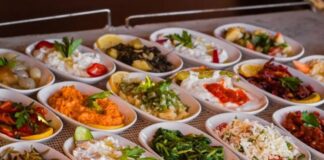 Mezeler, yemek kültürünün en zarif ve çeşitli öğelerinden biridir. Türkiye başta olmak üzere Akdeniz ve Ortadoğu mutfaklarında mezeler, sofraların vazgeçilmez bir parçası olarak yer alır. Tarih boyunca mezeler, hem besin hem de sosyal açıdan önem taşımış, sofraları zenginleştiren küçük lezzetler olarak kabul edilmiştir. Konulu bir haber görseli.