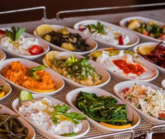 Mezeler, yemek kültürünün en zarif ve çeşitli öğelerinden biridir. Türkiye başta olmak üzere Akdeniz ve Ortadoğu mutfaklarında mezeler, sofraların vazgeçilmez bir parçası olarak yer alır. Tarih boyunca mezeler, hem besin hem de sosyal açıdan önem taşımış, sofraları zenginleştiren küçük lezzetler olarak kabul edilmiştir. Konulu bir haber görseli.