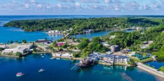 Mikronezya mutfağı, Pasifik Okyanusu’nun ortasında, ada yaşamının doğayla uyum içinde şekillendirdiği bir mutfaktır. Tropikal iklimi, bereketli toprakları ve deniz ürünleriyle öne çıkan bu bölgenin yemek kültürü hem geleneksel yöntemleri hem de modern etkileri bir araya getirir. Mikronezya’da yemek sadece karın doyurmak için değil, aynı zamanda toplumsal bağların güçlendiği bir paylaşım aracıdır. Ada halkı için yemek hazırlamak ve sunmak, misafirperverliğin en önemli göstergelerinden biridir. Konulu bir haber görseli.