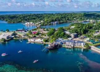 Mikronezya mutfağı, Pasifik Okyanusu’nun ortasında, ada yaşamının doğayla uyum içinde şekillendirdiği bir mutfaktır. Tropikal iklimi, bereketli toprakları ve deniz ürünleriyle öne çıkan bu bölgenin yemek kültürü hem geleneksel yöntemleri hem de modern etkileri bir araya getirir. Mikronezya’da yemek sadece karın doyurmak için değil, aynı zamanda toplumsal bağların güçlendiği bir paylaşım aracıdır. Ada halkı için yemek hazırlamak ve sunmak, misafirperverliğin en önemli göstergelerinden biridir. Konulu bir haber görseli.