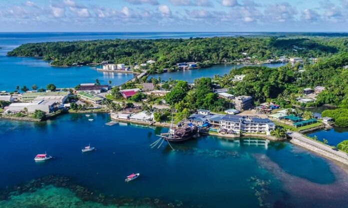 Mikronezya mutfağı, Pasifik Okyanusu’nun ortasında, ada yaşamının doğayla uyum içinde şekillendirdiği bir mutfaktır. Tropikal iklimi, bereketli toprakları ve deniz ürünleriyle öne çıkan bu bölgenin yemek kültürü hem geleneksel yöntemleri hem de modern etkileri bir araya getirir. Mikronezya’da yemek sadece karın doyurmak için değil, aynı zamanda toplumsal bağların güçlendiği bir paylaşım aracıdır. Ada halkı için yemek hazırlamak ve sunmak, misafirperverliğin en önemli göstergelerinden biridir. Konulu bir haber görseli.