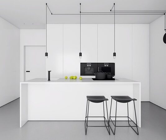 Günümüzde yaşam alanlarının küçülmesi, şehir hayatının temposu ve estetik anlayışın değişmesiyle birlikte minimal mutfaklar giderek daha fazla ilgi görmeye başladı. Sadelik, düzen ve işlevsellik üzerine kurulu bu mutfaklar, yalnızca görsel bir tercih değil; aynı zamanda yaşam tarzını da yansıtan bir seçim haline geldi. Minimal mutfak anlayışı, gereksiz eşyaların ortadan kaldırılması, depolama alanlarının verimli kullanılması ve dekorasyonda net çizgilerin tercih edilmesiyle öne çıkıyor. Konulu bir haber görseli.