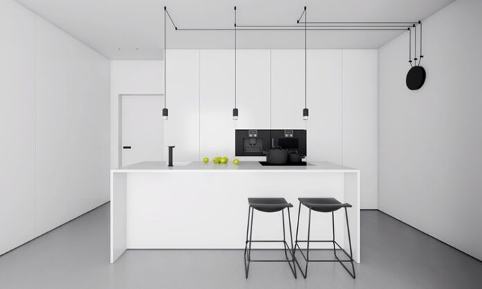 Günümüzde yaşam alanlarının küçülmesi, şehir hayatının temposu ve estetik anlayışın değişmesiyle birlikte minimal mutfaklar giderek daha fazla ilgi görmeye başladı. Sadelik, düzen ve işlevsellik üzerine kurulu bu mutfaklar, yalnızca görsel bir tercih değil; aynı zamanda yaşam tarzını da yansıtan bir seçim haline geldi. Minimal mutfak anlayışı, gereksiz eşyaların ortadan kaldırılması, depolama alanlarının verimli kullanılması ve dekorasyonda net çizgilerin tercih edilmesiyle öne çıkıyor. Konulu bir haber görseli.