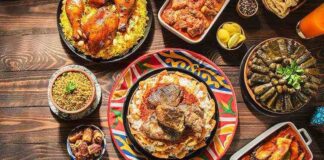 Mısır mutfağı, binlerce yıllık tarih boyunca şekillenmiş, farklı medeniyetlerin etkisiyle zenginleşmiş bir gastronomi kültürüne sahiptir. Antik Mısır döneminden günümüze kadar uzanan bu mutfak geleneği, tarımın ve Nil Nehri’nin sunduğu bereketli toprakların nimetleriyle beslenmiştir. Tahıllar, bakliyatlar, sebzeler ve balık, mutfağın temel taşlarını oluşturur. Konulu bir haber görseli.