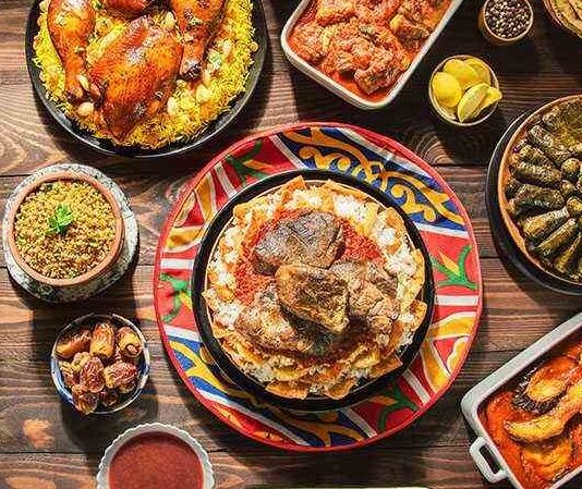 Mısır mutfağı, binlerce yıllık tarih boyunca şekillenmiş, farklı medeniyetlerin etkisiyle zenginleşmiş bir gastronomi kültürüne sahiptir. Antik Mısır döneminden günümüze kadar uzanan bu mutfak geleneği, tarımın ve Nil Nehri’nin sunduğu bereketli toprakların nimetleriyle beslenmiştir. Tahıllar, bakliyatlar, sebzeler ve balık, mutfağın temel taşlarını oluşturur. Konulu bir haber görseli.