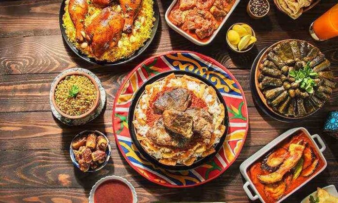 Mısır mutfağı, binlerce yıllık tarih boyunca şekillenmiş, farklı medeniyetlerin etkisiyle zenginleşmiş bir gastronomi kültürüne sahiptir. Antik Mısır döneminden günümüze kadar uzanan bu mutfak geleneği, tarımın ve Nil Nehri’nin sunduğu bereketli toprakların nimetleriyle beslenmiştir. Tahıllar, bakliyatlar, sebzeler ve balık, mutfağın temel taşlarını oluşturur. Konulu bir haber görseli.