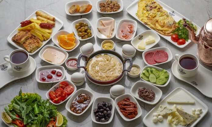 Türkiye’nin zengin mutfak kültürü, son yıllarda modern dokunuşlarla yeniden şekilleniyor. Modern Türk mutfağı, geleneksel tariflerin çağdaş sunumlar ve dünya mutfağından esinlenen tekniklerle harmanlandığı bir dönüşüm sürecini yaşıyor. Bu dönüşüm sadece lezzetleri değil, aynı zamanda sunumu, malzeme tercihini ve gastronomi anlayışını da etkiliyor. Konulu bir haber görseli.