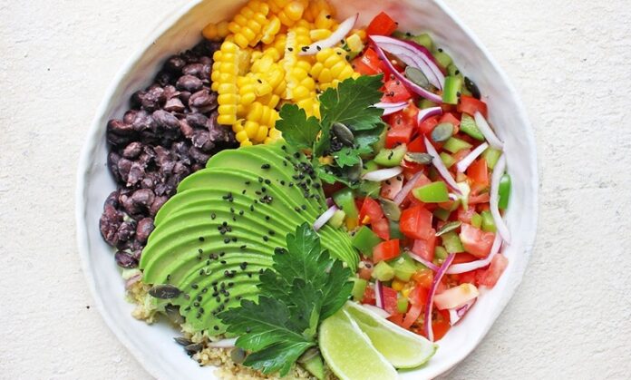 Modern yemek, geleneksel tariflerin ötesine geçen, yaratıcılık ve inovasyonun ön planda olduğu bir yemek kültürünü ifade eder. Günümüzde modern yemek, yalnızca beslenme amacı taşımakla kalmaz, aynı zamanda görsellik, deneyim ve sunum açısından da önemli bir rol oynar. Şefler, modern yemeklerde malzeme seçimi, sunum teknikleri ve tat kombinasyonları ile fark yaratır. Konulu bir haber görseli