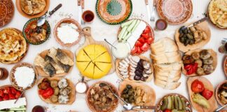 Moldova, Doğu Avrupa’nın en renkli mutfak kültürlerinden birine sahip ülkelerinden biridir. Tarihi boyunca farklı kültürlerin kesişme noktası olan bu coğrafya, Moldova mutfağı üzerinde büyük bir etki bırakmıştır. Osmanlı, Rus, Rumen ve Ukrayna mutfaklarından izler taşıyan yemekler, bugün hala Moldova sofralarının en sevilen lezzetleri arasında yer alır. Hem köylerde hazırlanan geleneksel yemekler hem de modern şehir yaşamının sunduğu uyarlamalar, bu mutfağın çeşitliliğini artırmaktadır. Konulu bir haber görseli.