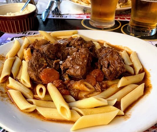 Monako mutfağı, Fransız ve İtalyan mutfaklarının etkisi altında şekillenmiş, lüks ve sofistike bir gastronomi deneyimi sunar. Bu küçük prenslik, Akdeniz ikliminin sunduğu taze deniz ürünleri ve yerel tarım ürünleriyle beslenir. Monako mutfağı, tarih boyunca saray sofralarından sokak lezzetlerine kadar uzanan geniş bir yelpazeye sahiptir ve kültürel çeşitliliğiyle dikkat çeker. Konulu bir haber görseli.