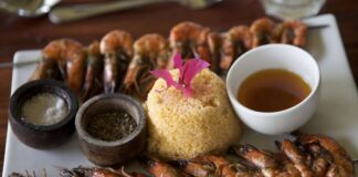 Mozambik mutfağı, Afrika kıtasının doğusunda Hint Okyanusu kıyısında yer almanın sunduğu avantajlarla şekillenmiştir. Yerel kabilelerin yüzyıllardır uyguladığı yemek kültürü, deniz ürünlerinin bolluğu ve tarım ürünlerinin çeşitliliğiyle birleşerek özgün bir mutfak ortaya çıkarmıştır. Bununla birlikte, ülkenin tarih boyunca Portekiz sömürgesi olması, mutfağa derin bir Avrupa etkisi bırakmıştır. Konulu bir haber görseli.