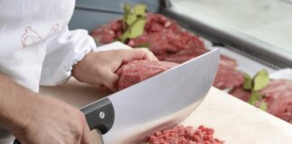 Mutfakta en sık karşılaşılan sorunlardan biri, malzemelerin doğru şekilde hazırlanamamasıdır. Sebzelerin yanlış doğranması veya etin uygun şekilde marine edilmemesi, yemeklerin lezzet ve dokusunu olumsuz etkileyebilir. Bu tür hatalar, hem ev aşçılarında hem de profesyonel mutfaklarda sık görülüyor. Konulu bir haber görseli.