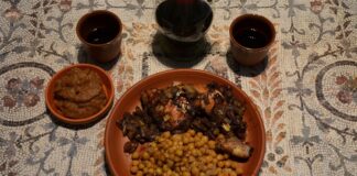 Mezopotamya mutfağı, dünyanın en eski yemek kültürlerinden biri olarak kabul edilir. Fırat ve Dicle nehirlerinin arasında kalan bu verimli topraklar, sadece medeniyetin değil aynı zamanda yemek kültürünün de beşiğidir. Bugün hâlâ Anadolu, Suriye, Irak ve İran’ın bazı bölgelerinde yaşatılan tarifler, binlerce yıl öncesinin yemek alışkanlıklarını taşır. Konulu bir haber görseli.