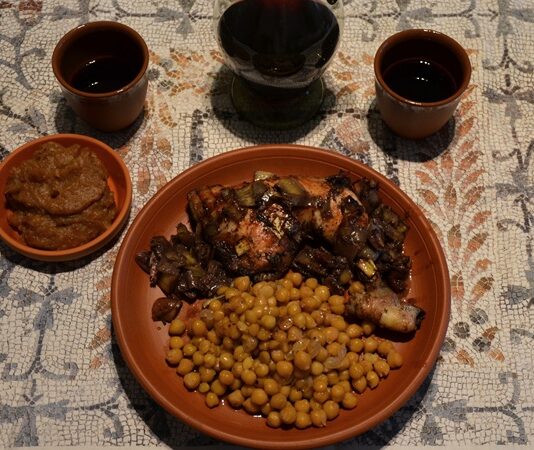 Mezopotamya mutfağı, dünyanın en eski yemek kültürlerinden biri olarak kabul edilir. Fırat ve Dicle nehirlerinin arasında kalan bu verimli topraklar, sadece medeniyetin değil aynı zamanda yemek kültürünün de beşiğidir. Bugün hâlâ Anadolu, Suriye, Irak ve İran’ın bazı bölgelerinde yaşatılan tarifler, binlerce yıl öncesinin yemek alışkanlıklarını taşır. Konulu bir haber görseli.