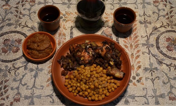 Mezopotamya mutfağı, dünyanın en eski yemek kültürlerinden biri olarak kabul edilir. Fırat ve Dicle nehirlerinin arasında kalan bu verimli topraklar, sadece medeniyetin değil aynı zamanda yemek kültürünün de beşiğidir. Bugün hâlâ Anadolu, Suriye, Irak ve İran’ın bazı bölgelerinde yaşatılan tarifler, binlerce yıl öncesinin yemek alışkanlıklarını taşır. Konulu bir haber görseli.