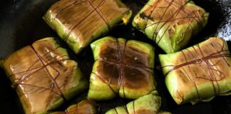 Muz yaprağında pişirme, geleneksel ve modern mutfaklarda hem sağlıklı hem de aromatik yemekler hazırlamak için kullanılan etkili bir yöntemdir. Bu teknik, yiyeceklerin kendi buharında ve aromasını kaybetmeden pişmesini sağlar. Muz yaprakları, yemekleri sarmak ve korumak için doğal bir ambalaj görevi görür; bu sayede yiyecekler hem nemini korur hem de lezzetini artırır. Konulu bir haber görseli.