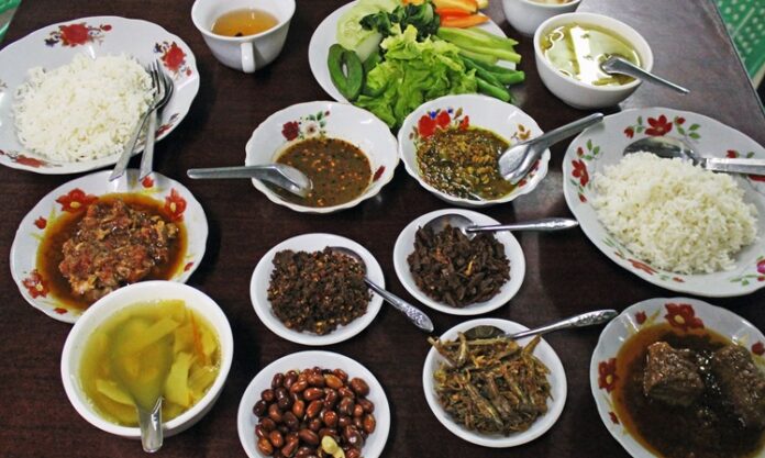 Myanmar, Güneydoğu Asya’nın kalbinde yer alan ve tarih boyunca farklı kültürlerin etkisi altında kalan bir ülkedir. Bu durum, Myanmar mutfağının zengin ve çeşitli bir yapıya sahip olmasını sağlamıştır. Çin, Hindistan ve Tayland mutfaklarından alınan etkiler, yemeklerde baharat, aroma ve pişirme teknikleri açısından kendini gösterir. Myanmar mutfağı, hem lezzet hem de görsellik açısından öne çıkarak kültürel bir deneyim sunar. Konulu bir haber görseli.