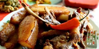 Nagaland Mutfağı, Hindistan’ın kuzeydoğu bölgesinde yer alan Nagaland eyaletine özgü geleneksel yemek kültürünü temsil eder. Bölge, et ve taze sebzelerle zenginleşmiş bir gastronomi mirasına sahiptir. Tarih boyunca Nagaland halkı, tarım ve avcılıkla geçim sağlamış, bu da mutfağın malzeme çeşitliliğine yansımıştır. Konulu bir haber görseli.