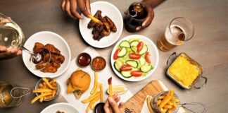 Namibya mutfağı, Afrika kıtasının en özgün ve çeşitli mutfaklarından biri olarak bilinir. Coğrafi konumu, yerli halkların gelenekleri ve Avrupa sömürge döneminden kalan izler mutfağın karakterini şekillendirmiştir. Yerli kabilelerin doğadan elde ettiği yiyecekler, vahşi yaşamın sunduğu et çeşitleri ve kolonizasyonla gelen Avrupalı tatların birleşimi, bugün Namibya sofralarında eşsiz bir zenginlik yaratır. Konulu bir haber görseli.