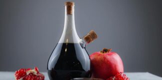 Nar ekşisi ile marine, yiyeceklerin özellikle et ve tavuk gibi proteinlerin, nar ekşisi ve baharat karışımı içinde bekletilerek aromalarının derinleştirilmesi yöntemidir. Nar ekşili marine, yiyeceklerin hem dokusunu yumuşatır hem de hafif ekşi ve aromatik bir tat kazandırır. Bu teknik, hem geleneksel hem de modern mutfaklarda uygulanır ve yemeklere özgün bir lezzet profili sağlar. Konulu bir haber görseli.