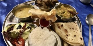 Nauru Mutfağı, Pasifik Okyanusu’nun küçük ama zengin kültüre sahip adası Nauru’nun gastronomi dünyasını yansıtır. Adanın coğrafi yapısı ve tropikal iklimi, yerel halkın yemek alışkanlıklarını doğrudan etkilemiştir. Deniz ürünleri, tropikal meyveler ve kök sebzeler, Nauru mutfağının temel malzemeleridir. Konulu bir haber görseli.