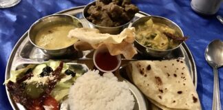 Nauru mutfağı, Güney Pasifik’teki küçük adalarda gelişmiş, taze ve doğal ürünlere dayalı bir mutfaktır. Tarih boyunca Polynesian kültürü ve Avustralya etkisi ile şekillenmiş olan bu mutfak, hem günlük yaşamda hem de özel günlerde toplumsal bir bağ kurma aracı olarak önem taşır. Konulu bir haber görseli.