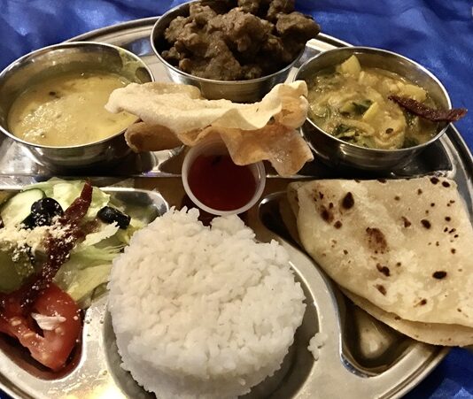 Nauru mutfağı, Güney Pasifik’teki küçük adalarda gelişmiş, taze ve doğal ürünlere dayalı bir mutfaktır. Tarih boyunca Polynesian kültürü ve Avustralya etkisi ile şekillenmiş olan bu mutfak, hem günlük yaşamda hem de özel günlerde toplumsal bir bağ kurma aracı olarak önem taşır. Konulu bir haber görseli.